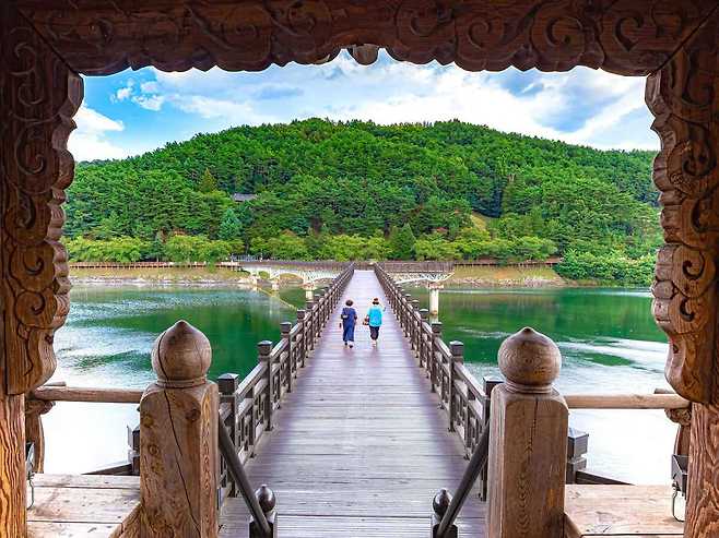 정자에서 바라본 월영교의 모습.