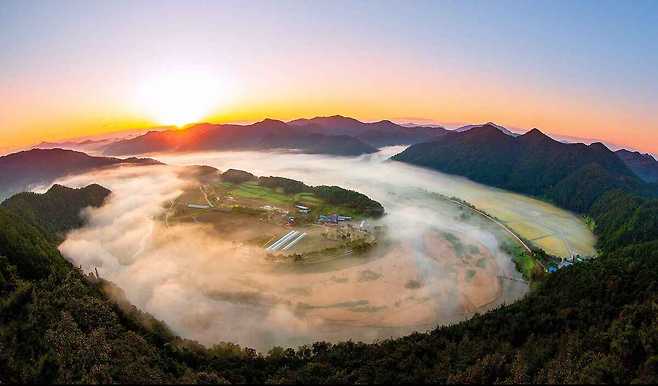 안개낀 회룡포의 모습