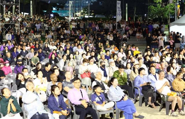 7일 오후 부산 해운대 특설무대에서 열린 제21회 부산국제무용제 공식 초청 공연을 찾은 시민들이 공연을 즐기고 있다. 부산국제무용제 제공