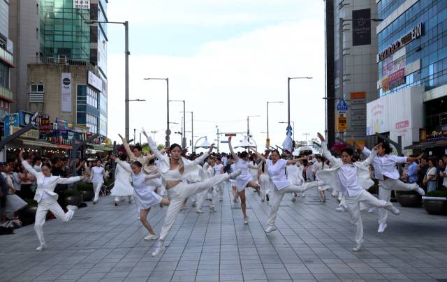 제21회 부산국제무용제 거리 홍보 공연이 7일 오후 부산 해운대 구남로 거리에서 열리고 있다. 부산국제무용제 제공