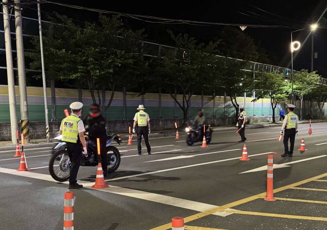 부산 기장경찰서는 지난 5일 오후 7시부터 6일 오전 2시까지 기장군 정관읍과 오시리아 관광단지 일대에서 오토바이·차량 난폭운전 단속을 벌였다. 기장경찰서 제공