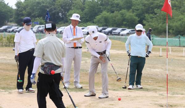 '2025 경북 동호인 파크골프대회'가 9일 오전 포항시 곡강파크골프장에서 개최된 가운데 참가 선수 300여명이 그동안 갈고닦은 실력을 발휘하고 있다. 정훈진 기자 jhj131@kyongbuk.com