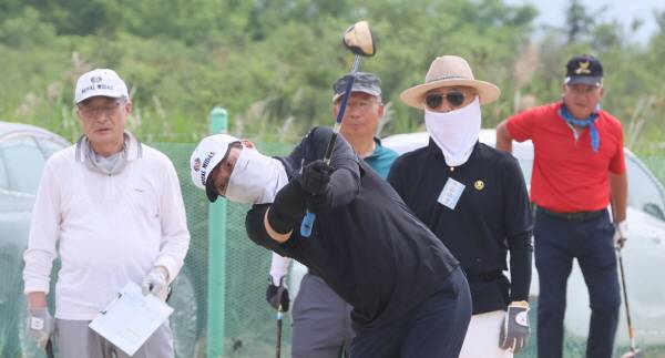 '2025 경북 동호인 파크골프대회'가 9일 오전 포항시 곡강파크골프장에서 개최된 가운데 참가 선수 300여명이 그동안 갈고닦은 실력을 발휘하고 있다. 정훈진 기자 jhj131@kyongbuk.com