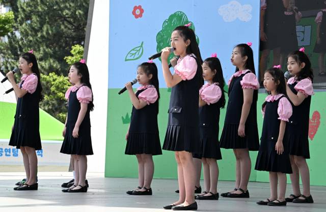 지난 7일 창원용지문화공원에서 열린 제17회 창원그린엑스포에서 리틀 싱어즈 단원들의 식전 공연이 펼쳐지고 있다./성승건 기자/