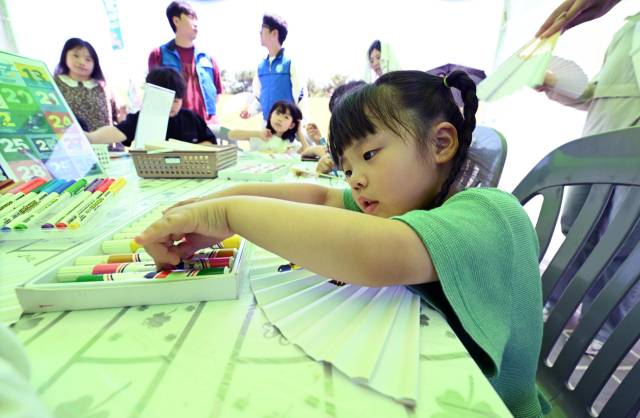 지난 7일 창원용지문화공원에서 열린 제17회 창원그린엑스포에서 아이들이 친환경 부채만들기 체험을 하고 있다./성승건 기자/
