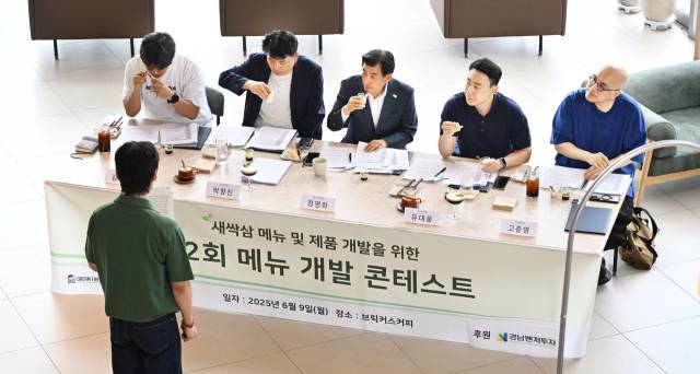 9일 오후 창원시 의창구 브릭커스 커피에서 열린 지역 농산물 ‘새싹삼’을 활용한 신메뉴 개발을 위한 콘테스트에서 참가자가 심사위원들에게 메뉴를 설명하고 있다./전강용 기자/