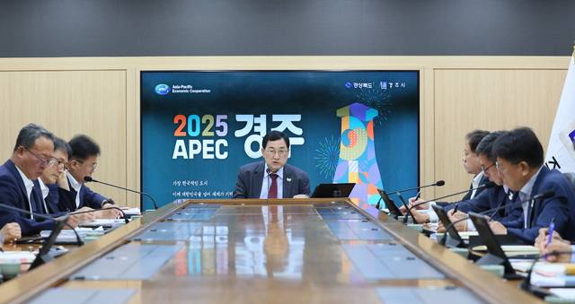 주낙영 경주시장이 9일 국소본부장회의에서 새정부 출범에 따른 경주 발전을 위한 부서별 전략마련을 주문하고 있다. 경주시 제공