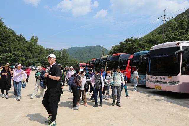 전국산행대회 참가를 위해 포항 내연산을 찾은 외지 등산 동호회 회원들이 대형 관광버스에서 내리고 있다.