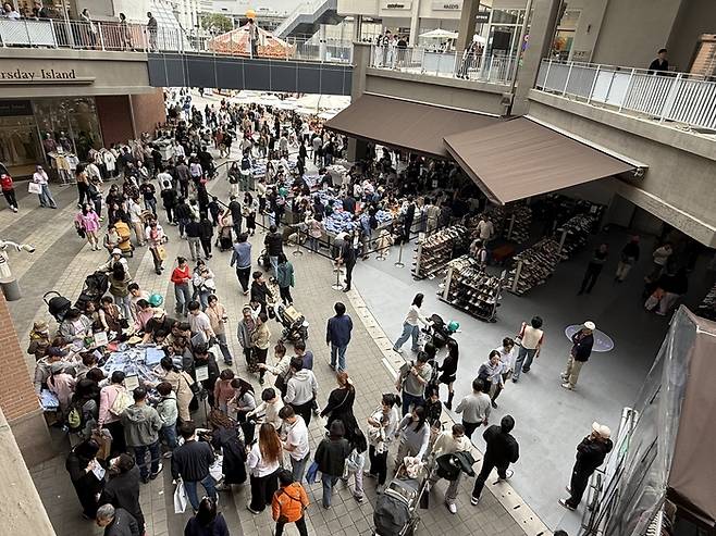 지난 4월12일 개점 14주년을 맞은 롯데아울렛 이시아폴리스점을 찾은 고객들이 쇼핑을 하고 있다. <롯데백화점 제공>