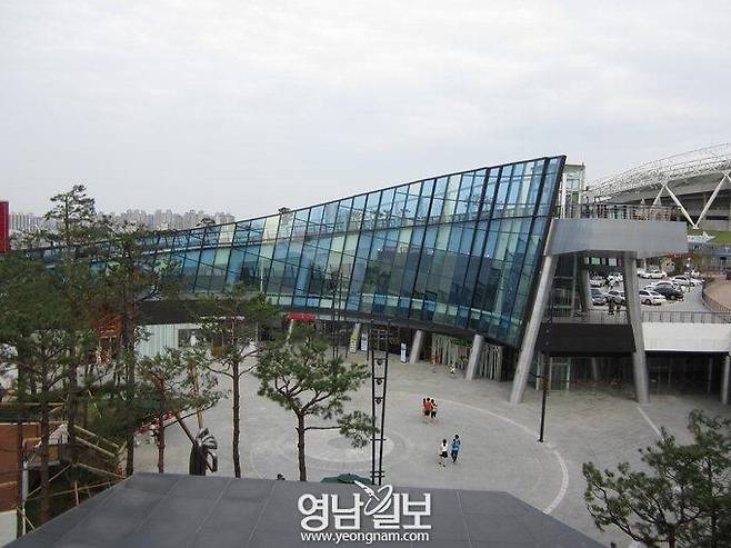 대구 수성구 대구스타디움 서편 주차장에 운영되던 쇼핑몰 '칼라스퀘어'는 지난해 5월 폐점했다. <영남일보DB>