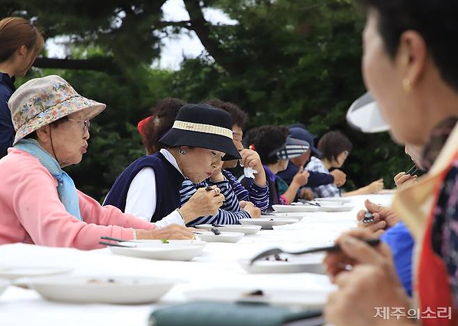7일 진행된 오셰득 셰프와 함께하는 '비양도 오디밥상 다이닝 캠프'. ⓒ제주의소리