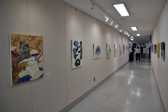 대학 복도에 작품이 설치돼 있다 ⓒ제주의소리