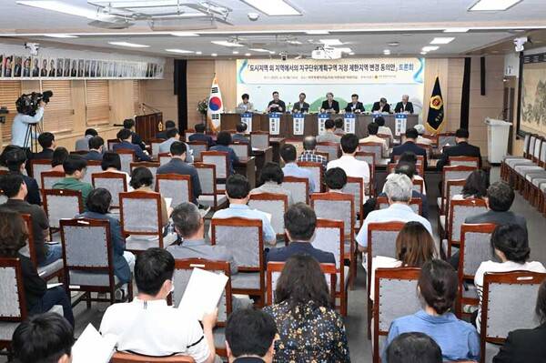 9일 제주도의회가 주최한 '도시지역 외 지역에서의 지구단위계획구역 지정 제한지역 변경 동의안' 토론회. 사진-제주특별자치도의회&nbsp;