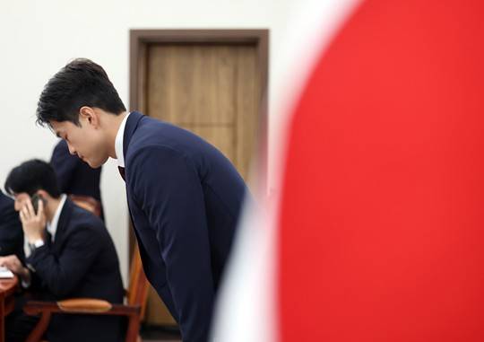 김용태 국민의힘 비상대책위원장이 8일 서울 여의도 국회에서 현안 기자회견을 하기 전 인사하고 있다. 사진=뉴시스