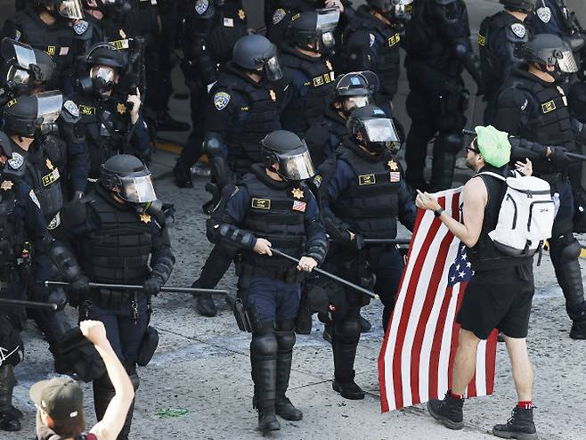 캘리포니아 고속도로 순찰대(CHP) 소속 경찰관들이 8일(현지시간) 로스앤젤레스에서 101번 고속도로를 점거한 시위대를 해산시키고 있다. 이민 단속 작전 중 이틀간 경찰과의 충돌이 발생한 뒤, 트럼프 행정부가 도시 지도자들의 반대에도 불구하고 주방위군을 투입하면서 도시 내 긴장이 여전히 고조된 상태다.(사진=AFP)