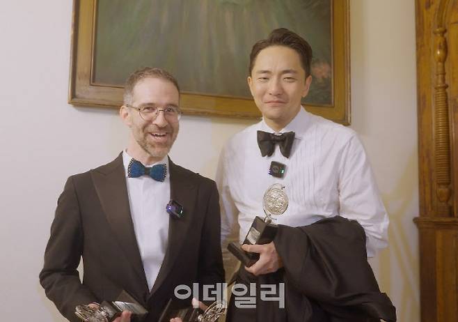 뮤지컬 ‘어쩌면 해피엔딩’의 작곡가 윌 애런슨(왼쪽)과 극작가 박천휴가 토니상 수상 소감을 밝히고 있다. (사진=NHN링크)