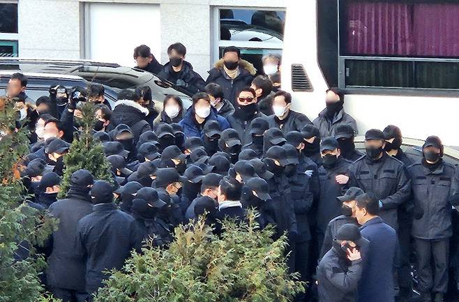 지난 1월 3일 고위공직자범죄수사처(공수처)가 서울 용산구 한남동 대통령 관저에서 윤석열 대통령에 대한 체포영장을 집행할 당시 군 경호부대 병력들이 이를 막아서고 있다. (사진=뉴스1)