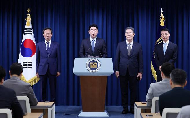 강훈식 대통령 비서실장이 8일 서울 용산구 대통령실 청사에서 수석급 인선 발표를 하고 있다. 왼쪽부터 우상호 정무수석, 강훈식 비서실장, 오광수 민정수석, 이규연 홍보수석.(사진=뉴스1 제공)
