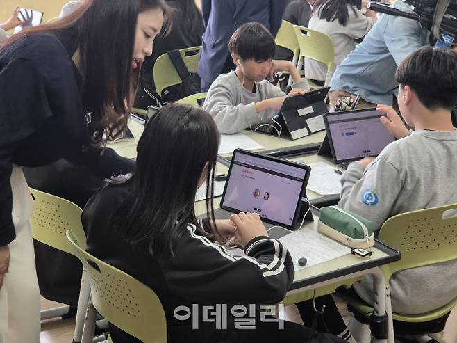 지난 4월 18일 울산 이화중학교 1학년 1반 교실에서 인공지능 디지털교과서(AIDT)로 영어 수업이 진행되고 있다.(사진=뉴시스)