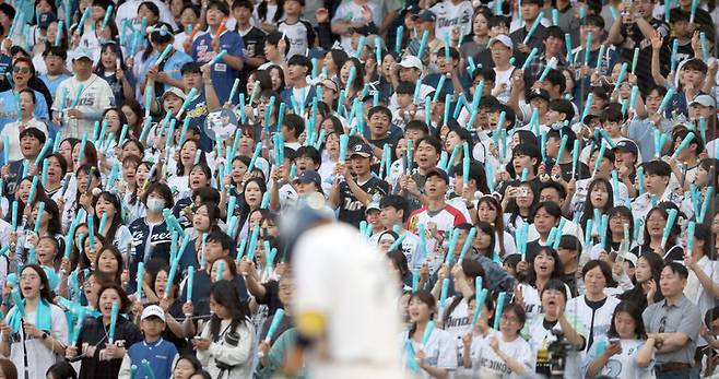 창원 NC파크를 찾은 팬들이 응원하고 있다