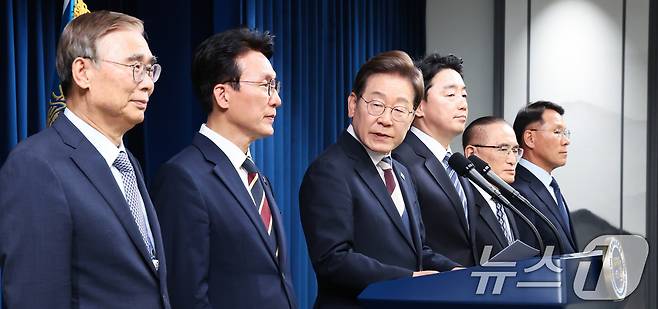 이재명 대통령이 4일 서울 용산구 대통령실 청사 브리핑룸에서 김민석 국무총리 후보자를 소개하고 있다. 2025.6.4/뉴스1 ⓒ News1 허경 기자