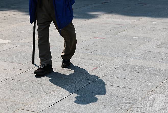 5월 27일 서울 종로구 탑골공원에서 한 어르신이 지팡이를 짚고 이동하고 있다. 2025.5.27/뉴스1 ⓒ News1 김도우 기자