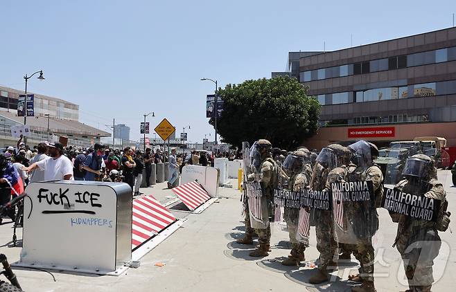 미국 캘리포니아주 로스앤젤레스(LA)에서 발생한 불법 이민자 단속 및 추방 작전에 반대하는 시위에 대응하기 위해 도널드 트럼프 미국 대통령이 배치를 명령한 캘리포니아 주방위군이 8일(현지시간) 시위대와 대치하고 있다. 2025.06.08 ⓒ 로이터=뉴스1 ⓒ News1 류정민 특파원