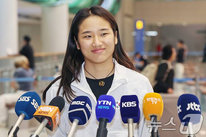 배드민턴 여자 단식 세계랭킹 1위 안세영이 9일 오전 인천국제공항을 통해 귀국해 인터뷰를 하며 미소 짓고 있다. 안세영은 지난 8일 인도네시아 자카르타에서 열린 세계배드민턴연맹(BWF) 월드투어 슈퍼 1000 인도네시아오픈 결승에서 중국의 왕즈이에 세트스코어 2대1로 승리하며 4년 만에 대회 정상에 올랐다. 2025.6.9/뉴스1 ⓒ News1 민경석 기자