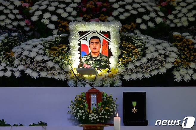 2023년 7월21일 해병대 1사단 김대식관에 마련된 고 채수근 상병의 빈소 영정 앞에 정부가 추서한 보국훈장 광복장이 놓여있다.2023.7.21/뉴스1 ⓒ News1 최창호 기자