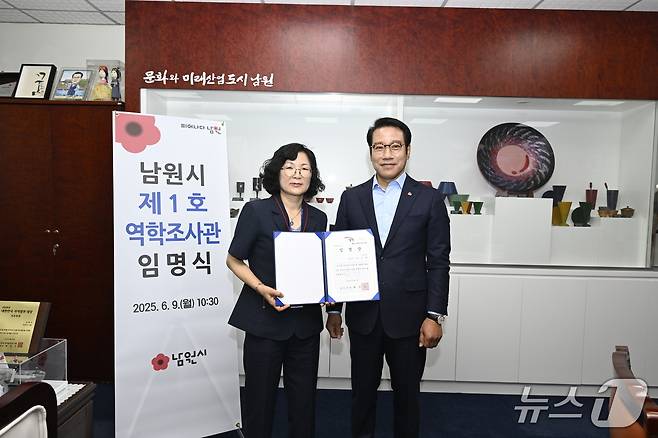 전북 남원시 제1호 역학조사관으로 임명된 안선희 남원시보건소 감염병대응팀장(왼쪽)이 최경식 시장과 기념 촬영을 하고 있다.(남원시 제공. 재판매 및 DB금지)/뉴스1