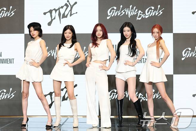그룹 있지의 예지(왼쪽부터)와 리아, 류진, 채령, 유나가 9일 서울 송파구 잠실로 소피텔 앰배서더 서울 호텔에서 열린 새 미니 앨범 'Girls Will Be Girls' 발매 기념 기자간담회에 참석해 포즈를 취하고 있다. 2025.6.9/뉴스1 ⓒ News1 권현진 기자