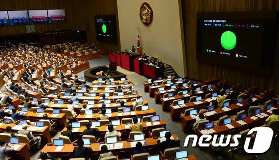 24일 서울 여의도 국회에서 열린 본회의에서 살인죄에 한해 공소시효를 폐지하는 내용의 일명 '태완이법'(형사소송법 개정안)이 통과되고 있다. (사진은 기사 내용과 무관함) / 뉴스1 ⓒ News1 양동욱 기자