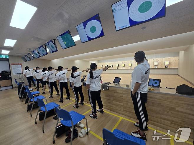 제주동여자중학교 사격부 선수들이 전면 개축한 교내 한솔사격장에서 훈련하고 있다.(제주도교육청 제공. 재판매 및 DB 금지)