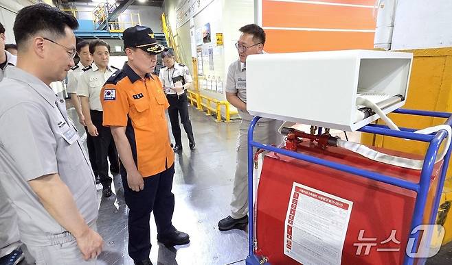 김문용 대전소방본부장이 한국타이어 대전공장을 점검하고 있다.(대전소방 제공 .재판매 및 DB금지)/뉴스1