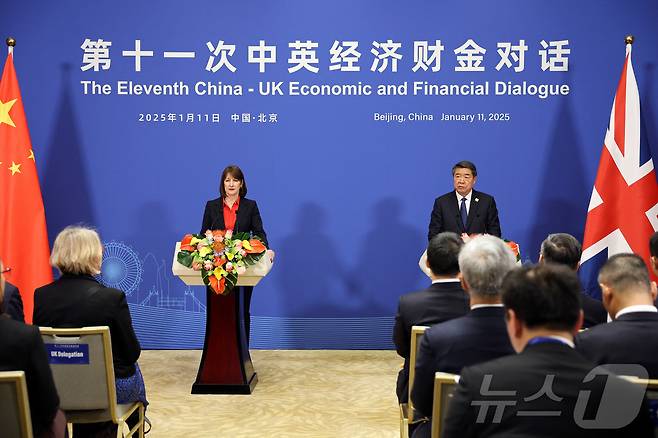 허리펑 중국 국무원 부총리와 레이철 리브스 영국 재무장관이 11일 (현지시간) 베이징 댜오위타이 국빈관에서 열린 제11차 중·영 경제 재정 고위급 대화를 마친 뒤 기자회견을 하고 있다. 202.01,12 ⓒ 로이터=뉴스1 ⓒ News1 우동명 기자