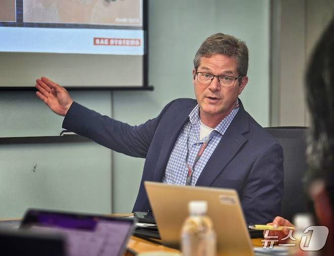 미국 해양대기청(NOAA) 연구교수를 지낸 데니스 닉스 BAE 시스템즈 위성탑재시스템(SMS) 디렉터(화학·대기과학 박사)가 9일 서울 용산구 BAE 시스템즈 한국 지사에서 취재진 질문에 답하고 있다. ⓒ 뉴스1