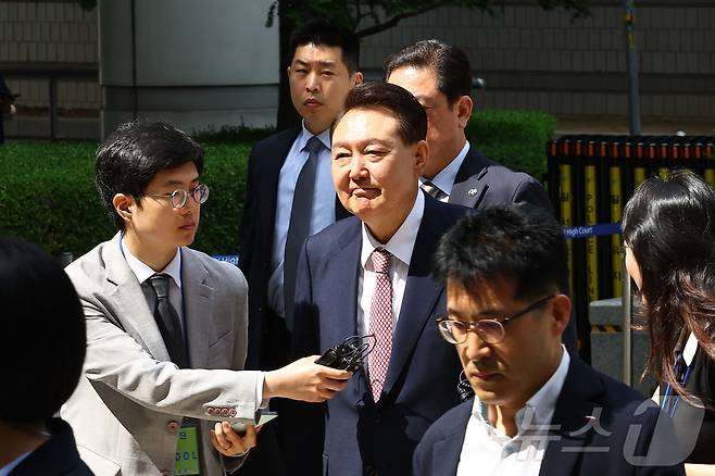 윤석열 전 대통령이 9일 서울중앙지방법원에서 열린 내란 우두머리 혐의·직권남용 권리행사 방해 혐의 사건 6차 공판에 출석하고 있다. 2025.6.9/뉴스1 ⓒ News1 사진공동취재단