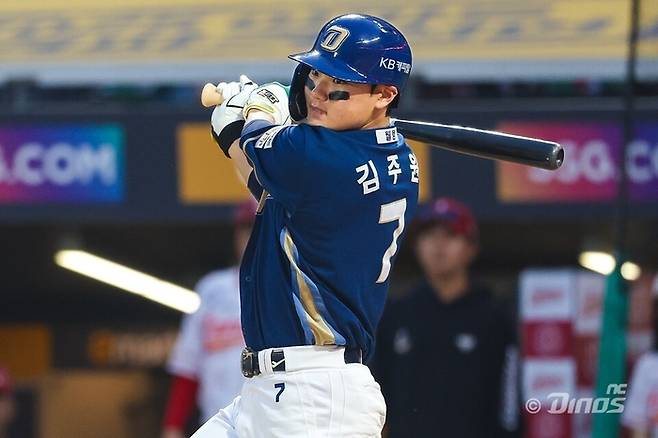 NC 김주원이 안타를 치고 있다. 사진 | NC 다이노스