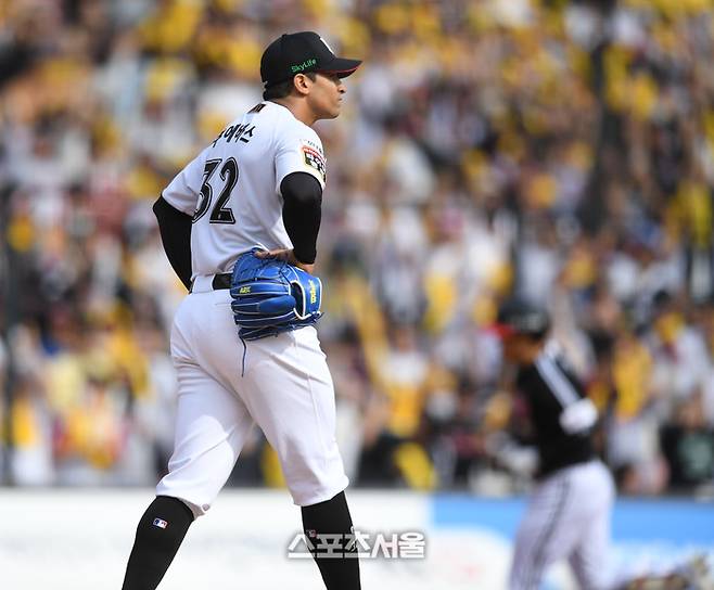 KT 선발투수 쿠에바스가 실점 후 그라운드를 바라보고 있다. 수원 | 최승섭기자 thunder@sportsseoul.com