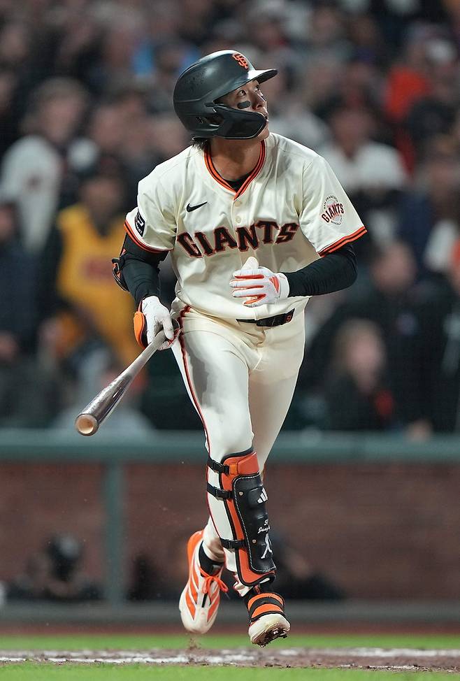 샌프란시스코 이정후가 5일(한국시간) 미국 캘리포니아주 샌프란시스코 오라클 파크에서 열린 2025 메이저리그(ML) 샌디에이고전에서 7회말 희생플라이를 때린 후 타구를 바라보고 있다. 사진 | 샌프란시스코=AFP연합뉴스