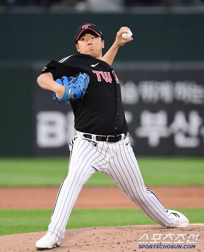 20일 부산 사직야구장에서 열린 KBO리그 롯데와 LG의 경기. 선발 투구하고 있는 LG 송승기. 부산=송정헌 기자songs@sportschosun.com/2025.05.20/