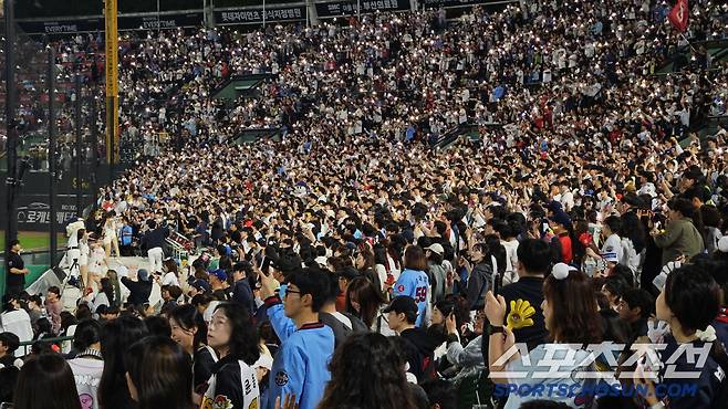 22일 부산 사직야구장에서 열린 KBO리그 롯데와 LG의 경기. 주중 3연전 모두 매진을 기록한 사직구장. 롯데를 응원하는 야구팬들. 부산=송정헌 기자songs@sportschosun.com/2025.05.22/