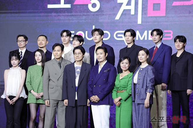넷플릭스 시리즈 '오징어 게임' 시즌3 제작발표회에 참석한 황동혁 감독과 배우 이정재, 이병헌, 임시완, 강하늘, 위하준, 박규영, 이진욱, 박성훈, 양동근, 강애심, 조유리, 채국희, 이다윗, 노재원. 25.6.9 ⓒ이혜영 기자 lhy@hankooki.com
