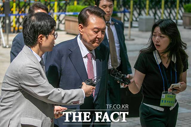 윤석열 전 대통령이 9일 오전 서울 서초구 서울중앙지방법원에서 내란 우두머리 혐의 사건 6차 공판에 출석하고 있다. /사진공동취재단