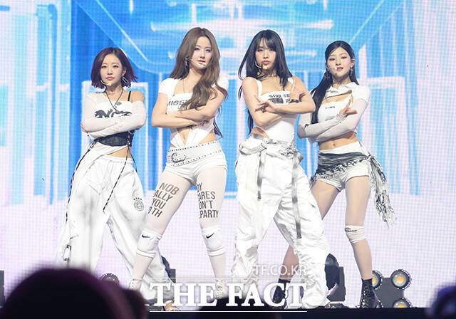 그룹 KISS OF LIFE(키스오브라이프)가 9일 오후 서울 광진구 예스24 라이브홀에서 열린 미니 4집 앨범 '224' 발매 쇼케이스에 참석해 화려한 무대를 선보이고 있다. /박헌우 기자
