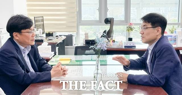 김정기 대구시장 권한대행 행정부시장(사진 오른쪽)이 9일 대구경북신공항 협의를 위해 주종완 국토교통부 항공정책실장과 면담하고 있다. /대구시