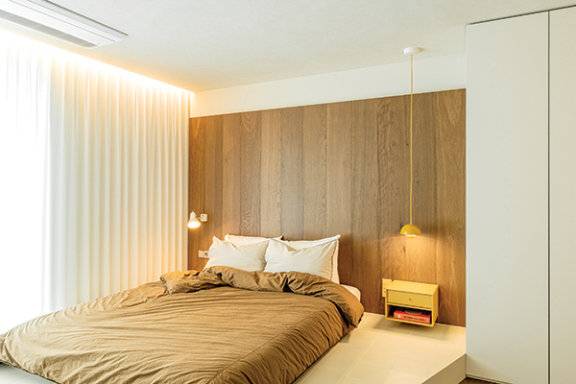 활기와 생기, 따뜻함을 더해주는 옐로 컬러를 포인트로 활용한 침실. 쨍한 옐로 컬러가 부담스럽다면 파스텔 옐로를 사용하는 것도 방법이다.&nbsp;