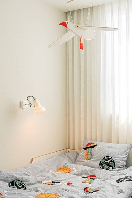 귀여운 새 오브제가 눈길을 끄는 아들 방.