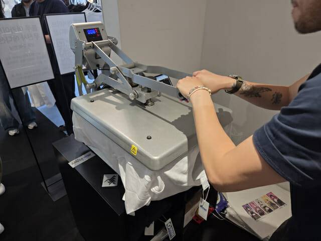 블루 아카이브 성수 무신사 팝업스토어 라이브 프린팅 모습