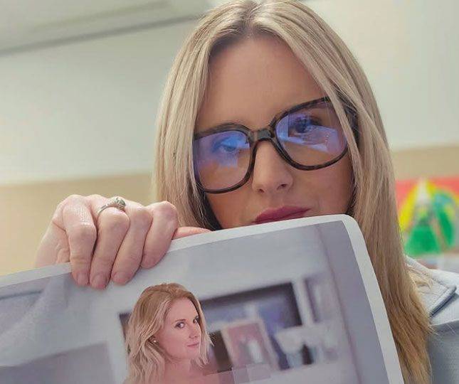 딥페이크 누드 사진을 보여주며 위험을 경고하는 로라 맥클루어 의원. 사진=로라 맥클루어 의원 SNS 캡처